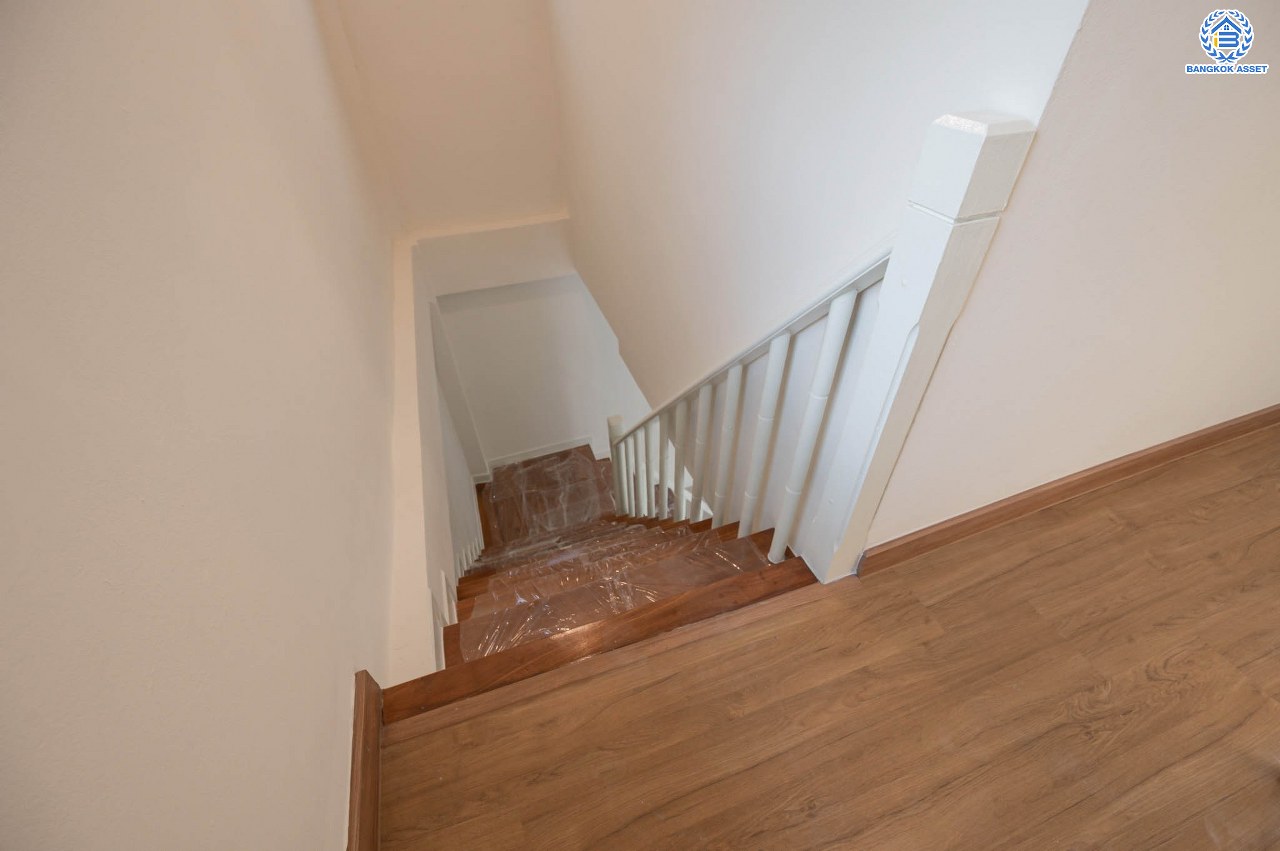 บ้านมือสองตกแต่งใหม่ โครงการ ชัยพัฒน์ เพิ่มสิน บ้านเดี่ยวหลังใหญ่ เนื้อที่ 63.8 ตร.ว. ฟังก์ชัน 3 ห้องนอน 2 ห้องน้ำ พร้อมห้องอเนกประสงค์ชั้นล่าง 1 ห้อง จอดรถได้ 1 คัน บนทำเลเดินทางสะดวก เชื่อมต่อถ.สายไหม, ถ.พหลโยธิน ใกล้สนามบินดอนเมือง และ ใกล้จุดขึ้นทางด่วน"ฉลองรัช"...